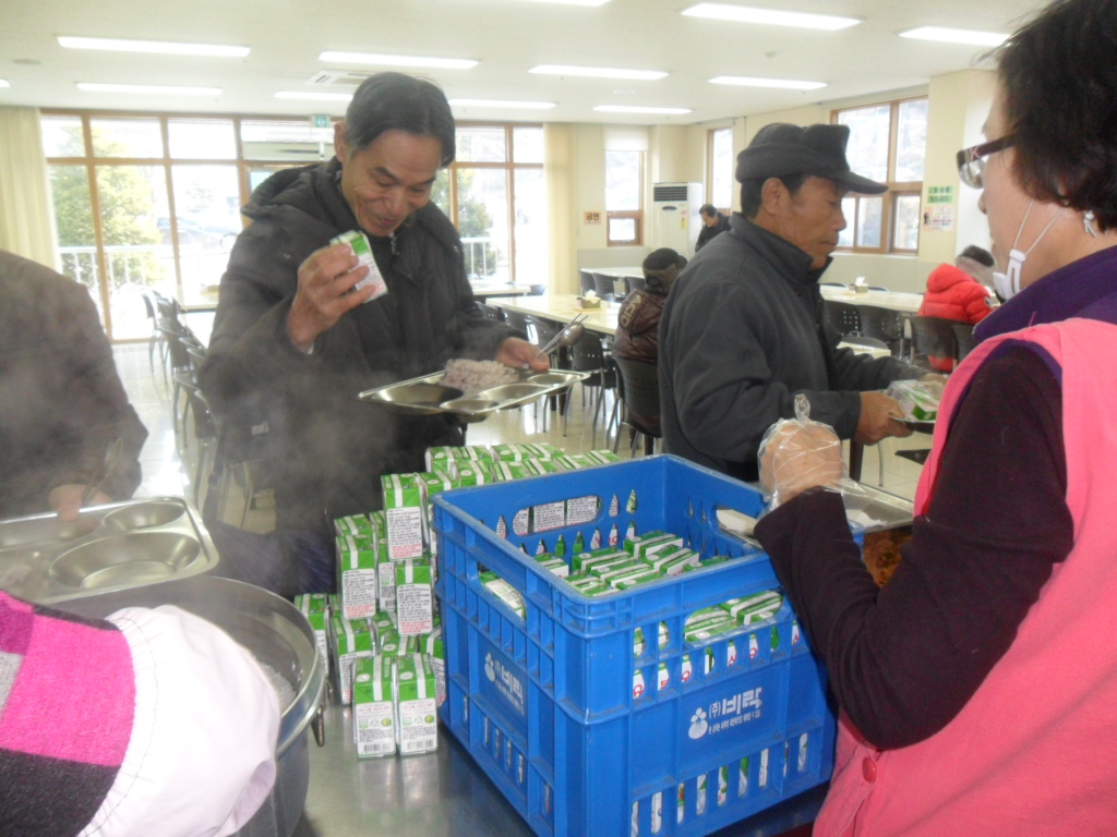 증평 대경종합유통 오수철씨, 노인복지관에 80만원 상당 우유 후원